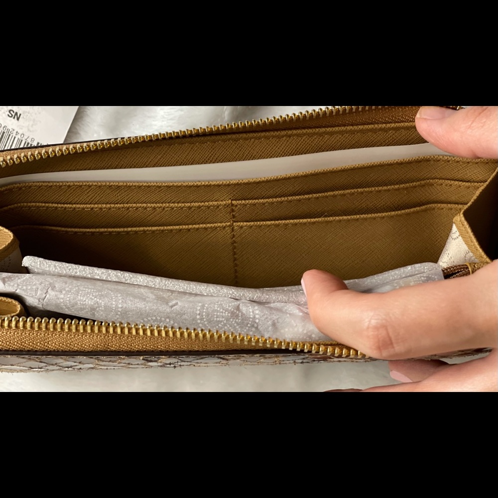Authentic MK wallet - Picture 4 of 6